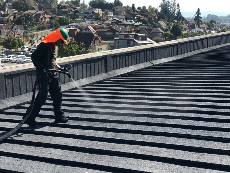 Obra real — aplicación proyectada en cubierta metálica