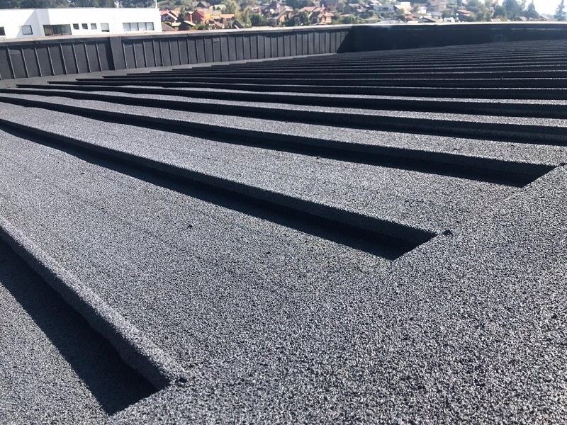 Obra real — terminación continua sobre cubierta acanalada